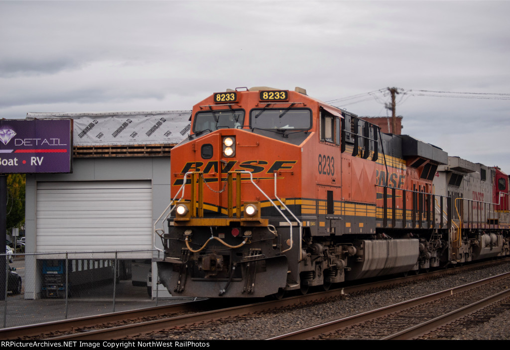 BNSF 8233